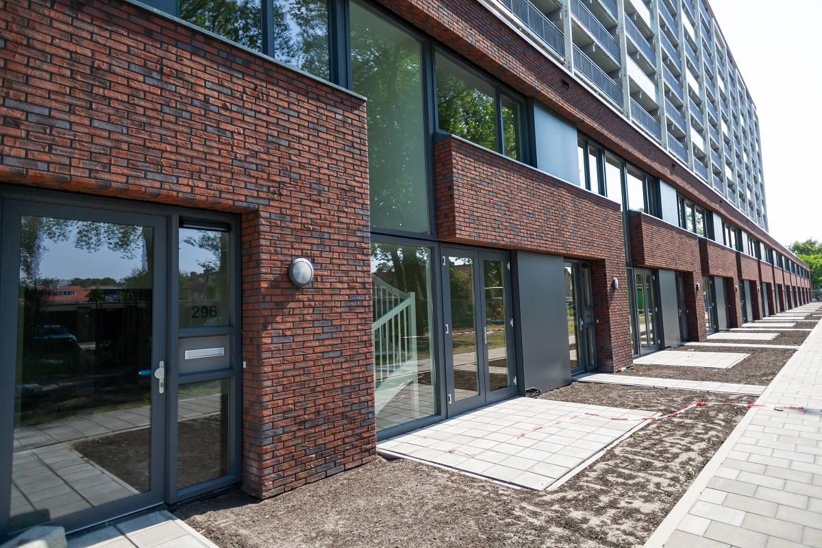 De nieuwe plintwoningen van de Rudolf Garrelsflat