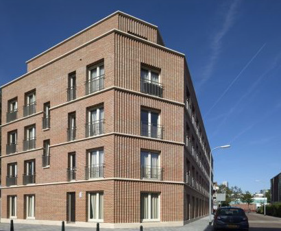 Voorbeeldfoto van een lichtgekleurd woongebouw met ook op de hoek ramen en Franse balkons