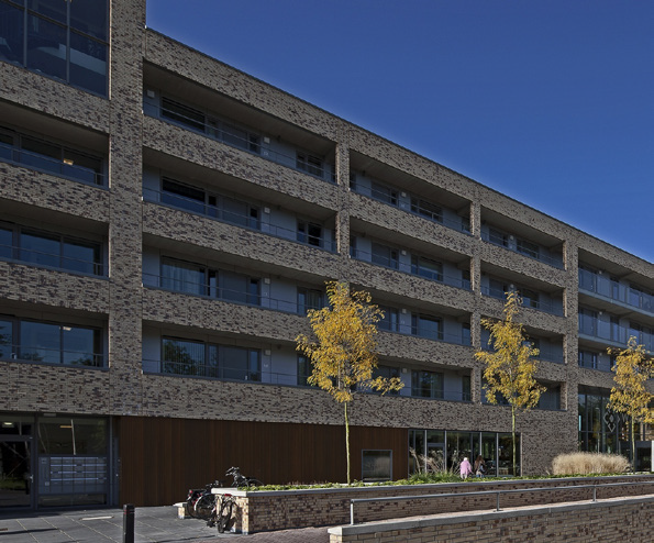 Voorbeeldfoto van een flat met een diepe en brede galerij, zodat het de functie krijgt van inpandig balkon. 