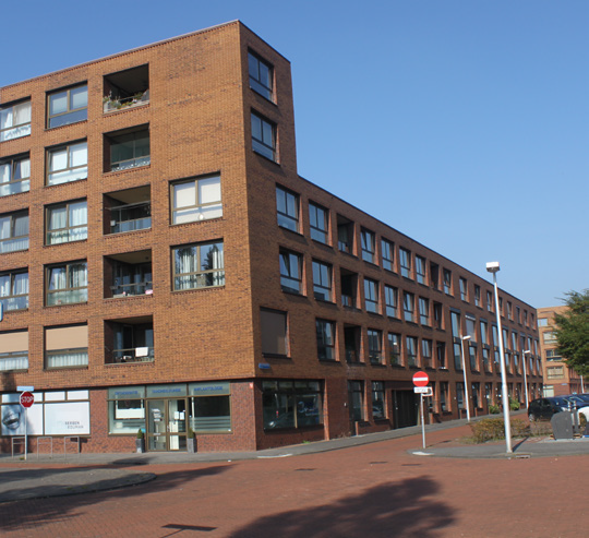 Voorbeeld van een gebouw dat bestaat uit een lager gedeelte van vier woonlagen, met deel dat hoger is en uit zes bouwlagen bestaat.