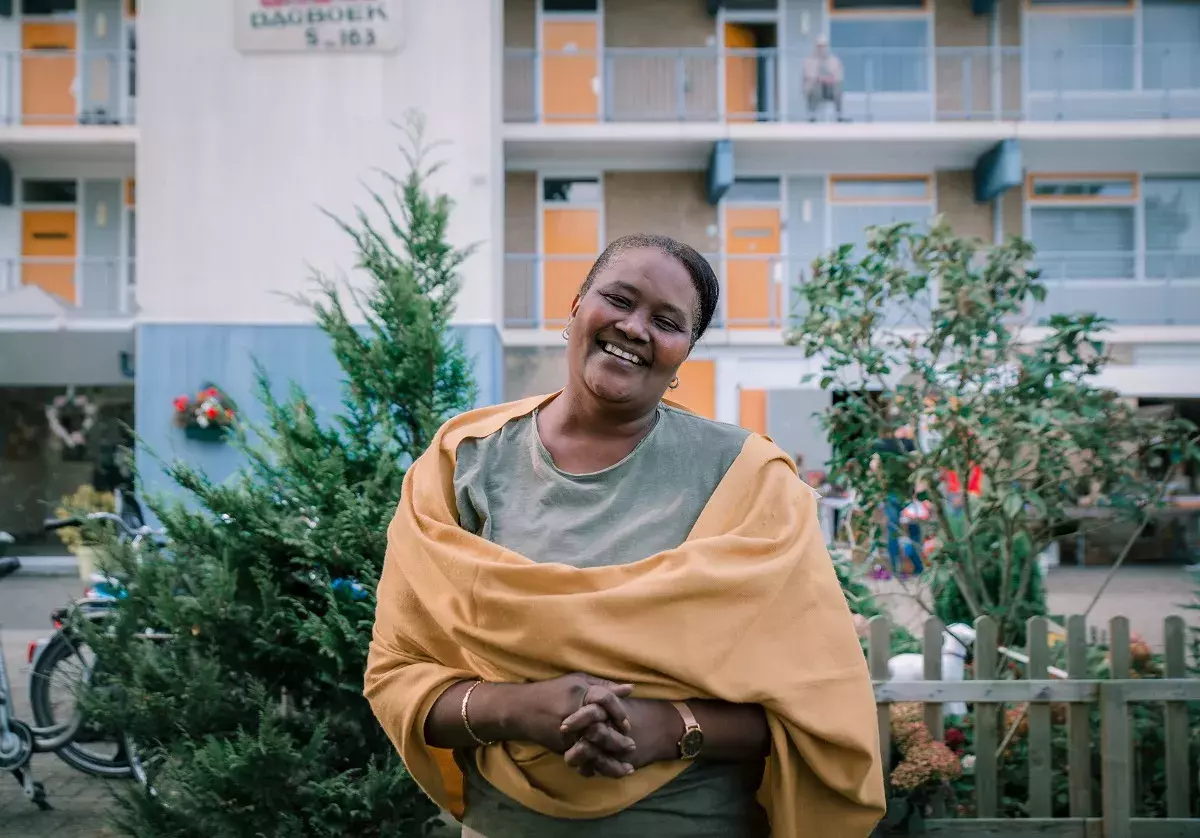 Gamila poserend voor een van de kleine Frankjes