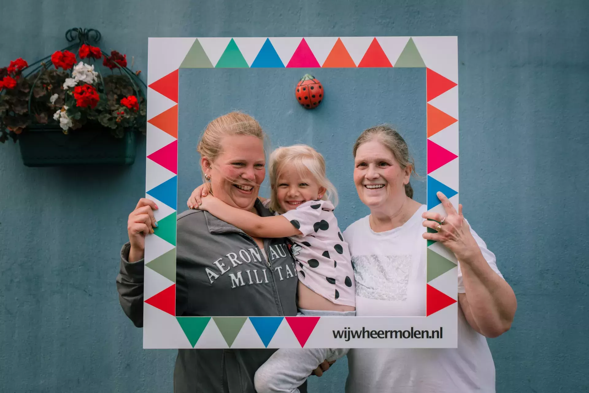 Minke met haar dochter Charlotte en kleinkind.