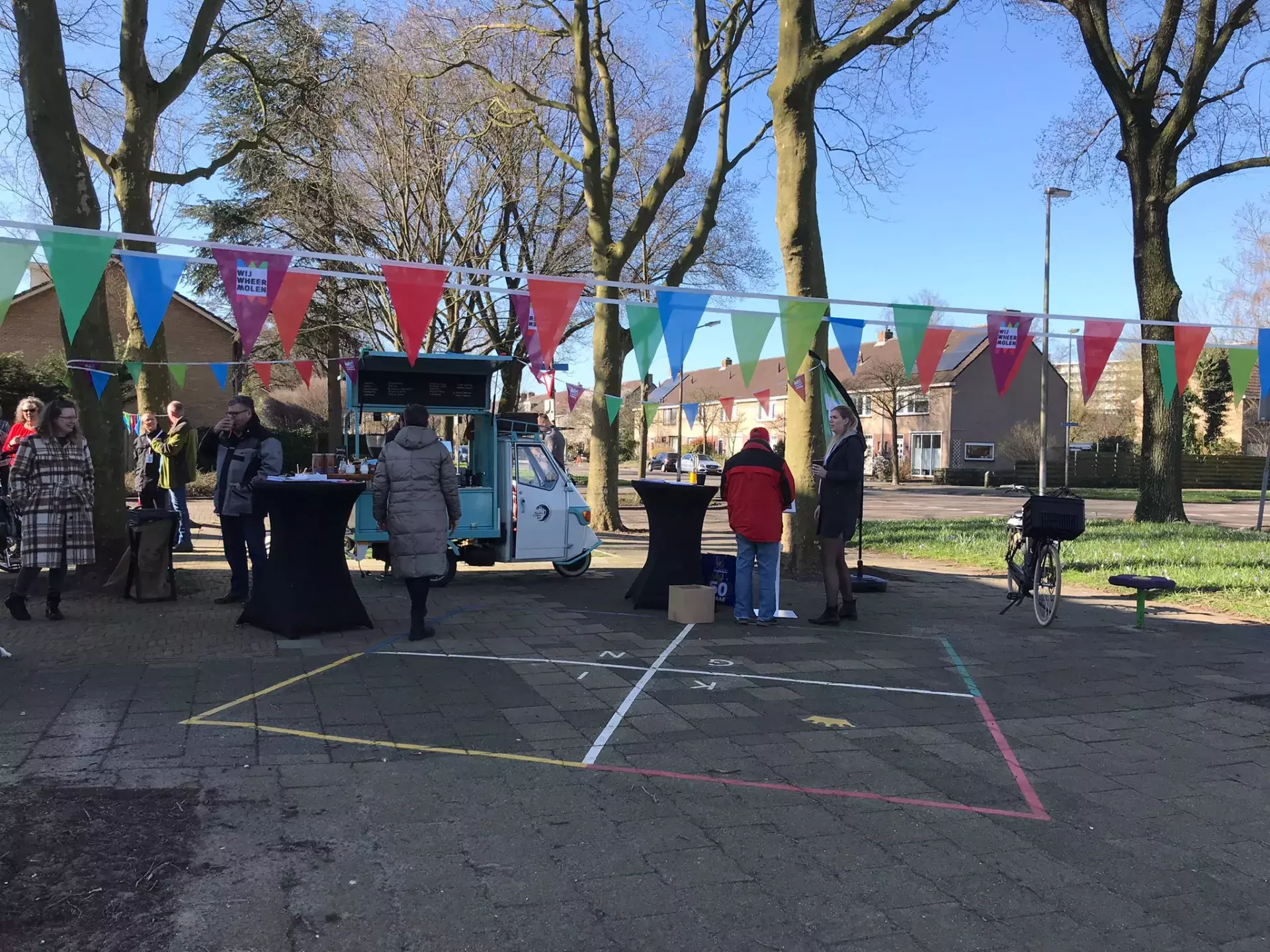 Bakkie in de buurt van de Gouwzeestraat