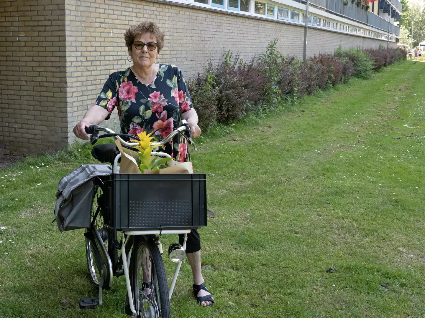 Annick op de fiets bij haar flat