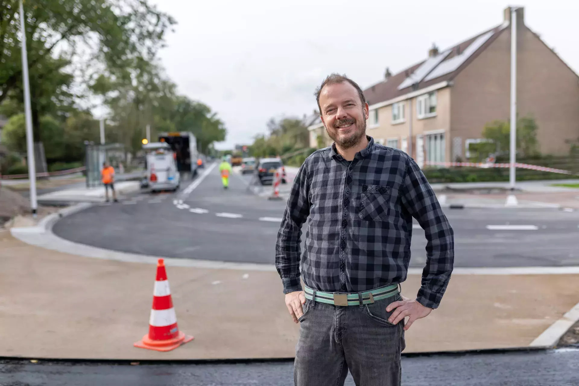 Edwin bij de werkzaamheden in de wijk
