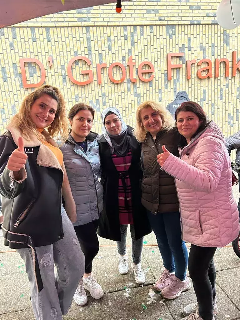 Bewoners voor de flat