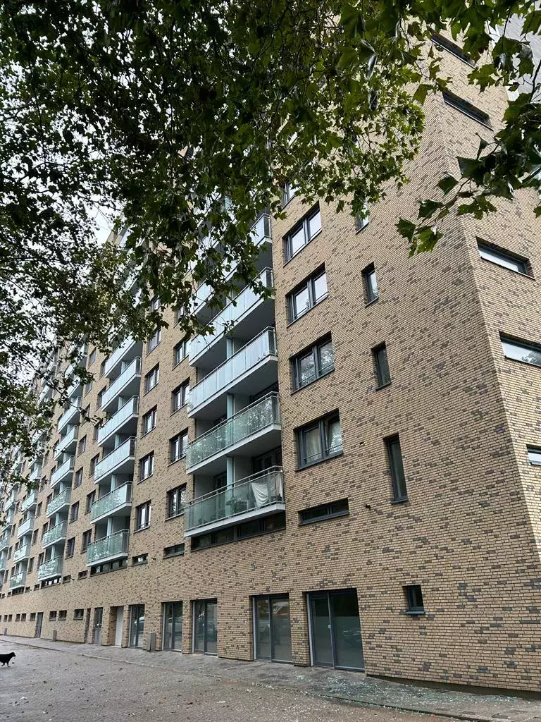 De gevel van de vernieuwde flat