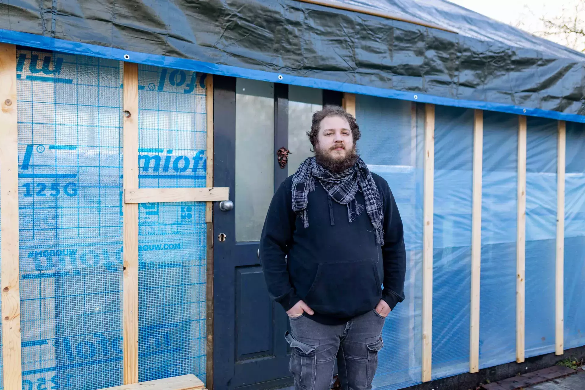Ryan voor zijn tuinhuis in aanbouw