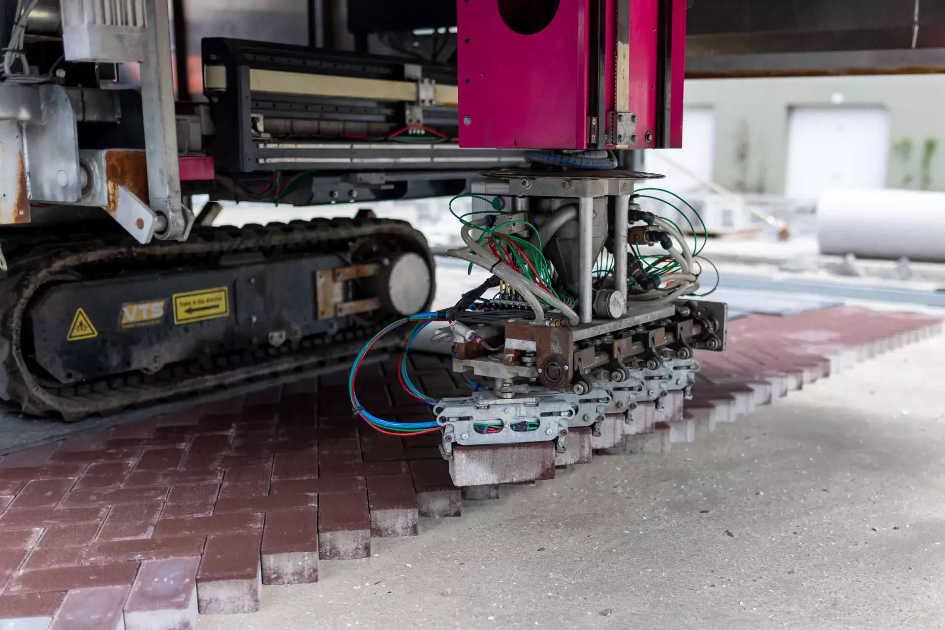 straatrobot legt stenen neer