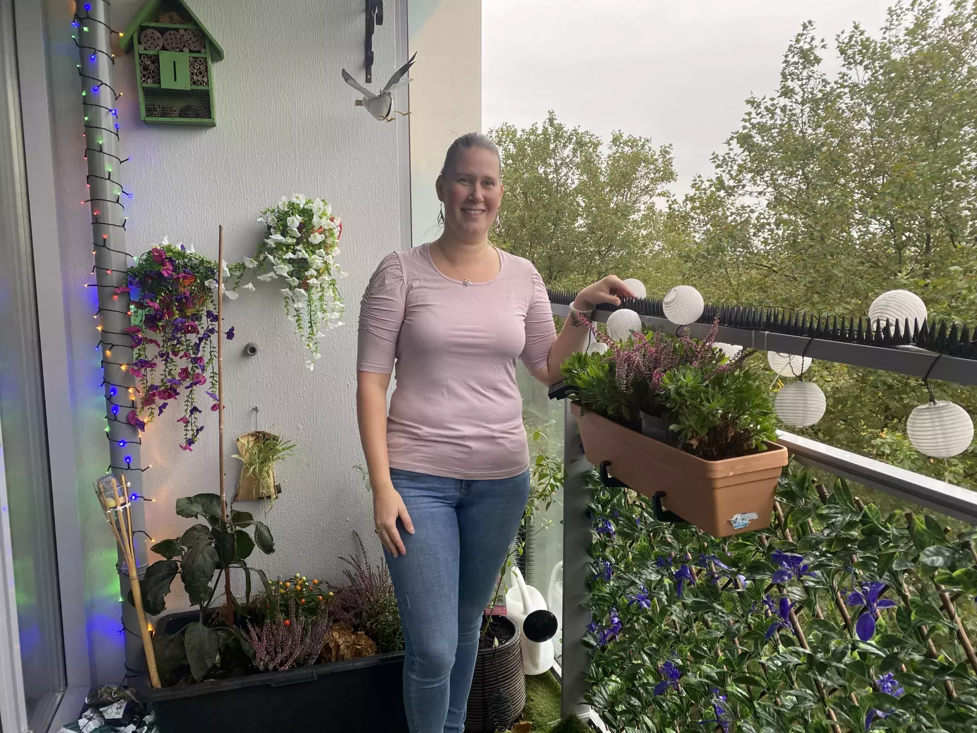 angela op haar balkon